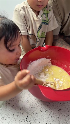 Baking and decorating Gingerbread man’s with my babies. 🩷🩷💙 #memoriecore #christmastime #bestmoments
