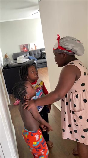 Ceiling challenge gone wrong 🤦🏾‍♀️ #ceilingchallenge #fyp #trending #ericalenora #funnykids #brandiiandbrothers #explorepage #viralreelsfb | Erica and the crew