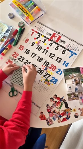マキ on Instagram: "2026年のカレンダーに写真やシールをペタペタ🗓️ 事務っぽいカレンダーの配色やフォントが 好きだからアレンジしてみた✌🏻 思いつきで始めたけど コラージュしていく工程が楽しすぎて まばたきし忘れた👀 8月までで疲れちゃったから 続きはまた来年🗓️😂 #カレンダー #コラージュ #家族写真 #オリジナルカレンダー #壁掛けカレンダー #丸シール #マスキングテープ #ダイソー #2026"