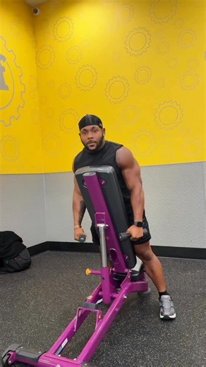 Chest Supported Lateral Raise the RIGHT way🔥outfit @dfyne.official code QUANB #shoulders #shoulderworkout #lateralraises #gymtips | Shaquan Bryant