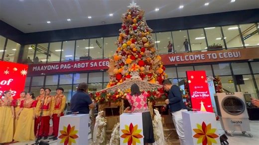 MAAYONG PASKO, MCIA! 🎄 Mactan–Cebu International Airport (MCIA) opened the holiday season on Thursday, December 4, 2025, as the domestic terminal turned into a gathering spot for passengers and visitors during its annual Christmas tree lighting. Travelers watched as the airport switched on its holiday centerpiece, followed by a performance from the Cebu Normal University chorale, which sang well-loved Filipino Christmas classics. The celebration came as MCIA continues to gain international reco
