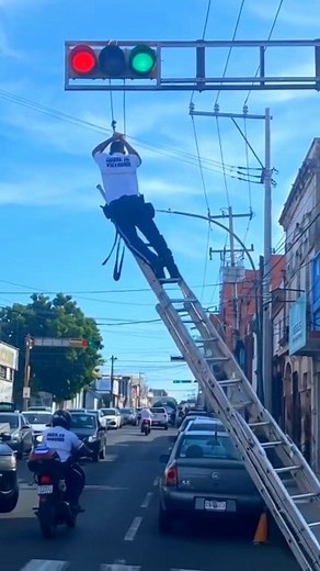 Traffic light repair ✅🙏😭😆😅😅🗼 #TrafficLightRepair #SignalLightRepair #TrafficSignalMaintenance #TrafficSignalTechnician #TrafficLightService | Tinku Kumar