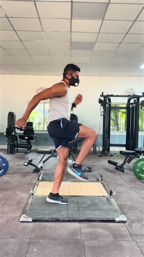 Static high knee wearing Training mask