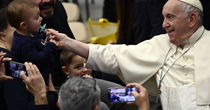 Papa completa 86 anos e pede proximidade com pobres