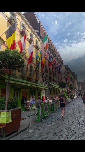 エド・シーランの曲の中で1番好きかも🇮🇪❤️‍🔥 ちなみに背景の写真はアイルランドの街o(^_-)o♡♡ #洋楽 #洋楽おすすめ #洋楽和訳 #galwaygirl #edsheeran #歌詞動画