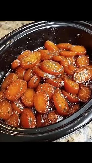 A delicious Amish dessert that even the fussiest eaters will love! Find the recipe 💬 ⬇️ | Whisker Tales