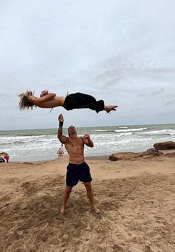 apracticando trucos con esta bestia 🙌🏻@Mel #duo #duosfreefire #acro #acroduo #duodance #acroduotricks #duotrick #duotricks #partener #partner #acrobacia #truco #fyp #foryo #foryoupage❤️❤️ #argentina #trick #argentina🇦🇷