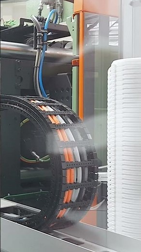 Palletizing 3 liter buckets with a side entry cartesian robot