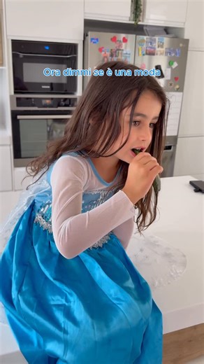 Fun Family GAMES • Famiglia Erba on Instagram: "Pensavo fosse una moda. Poi abbiamo iniziato a usarla davvero. Ogni giorno. Senza pensarci troppo. Ora dimmi se è solo una moda! Nel Reel abbiamo usato una Friggitrice ad aria COSORI Twinfry 10L •4 resistenze (sopra e sotto) per una cottura uniforme e senza preriscaldamento •Capacità 10L, divisibile in 2 zone da 5L – ideale per cucinare più piatti insieme •Risparmio energetico del 45% rispetto ai forni tradizionali •Controllo smart via App VeSync c