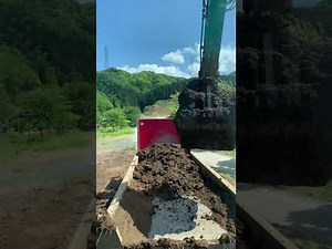 大型ダンプへ初めての積み込み