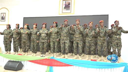Le Groupe Harbi réchauffe les cœurs des militaires et invités après une journée chargée d’émotions. Le Groupe Harbi, bien connu pour son énergie et ses chants patriotiques, a su mêler tradition et modernité, réchauffant les cœurs après une journée chargée d’émotions. Pour beaucoup, ce n’était pas seulement un concert, mais un rappel : même dans la rigueur militaire, il y a toujours de la place pour la joie, la culture et la fierté d’être djiboutien. | Radio Télévision Djibouti