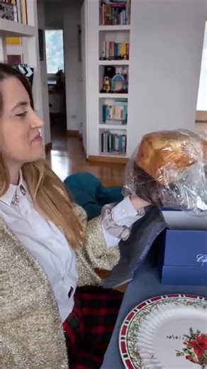 Chiara Nicoletti on Instagram: "Nonostante l’assenza di Vittoria per malattia dell’ultimo minuto, abbiamo rispettato la tradizione dell’unboxing del 1 Gennaio: quest’anno del Panettone Gentile Gragnano. Il regista del video è Gabriele Niola che lo ha fatto durare 2.07 hence vi beccate il post. Il 2026 è iniziato in sobrietà. Buon anno !! Ps. Si, ho tagliato con il coltello sbagliato @gentilegragnano @vittoriarbib @tyamit @alessandrovarriale @gabriele_niola"