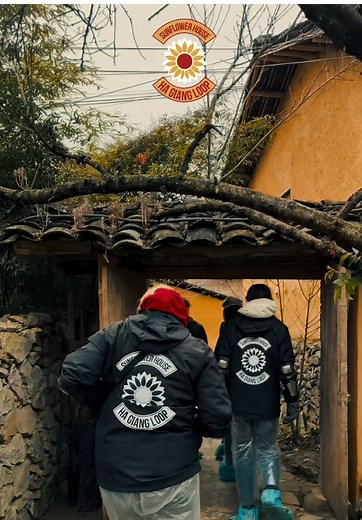🌄 Explore Lô Lô Chải Ancient Village – A Hidden Gem Beneath the Lũng Cú Flag Tower. Tucked beneath the Lũng Cú Flag Tower, Lô Lô Chải Ancient Village is a must-visit destination when exploring Hà Giang. The village boasts a pristine beauty with earthen-walled houses, yin-yang tiled roofs, and winding narrow paths. Here, you can not only admire the peaceful scenery but also immerse yourself in the unique culture of the Lô Lô people. 🫶🏻🇻🇳🌻🌻