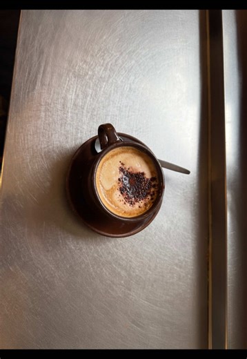 Dole Cafe ⭐️ El bar de Sarrià que porta més de 50 anys oferint els seus famosos entrepans i truites, i que ja forma part de la identitat del barri! @dolecafe Amb raó… t’ho porten calentet i fet al moment!!! Clientela local i ideal per començar el dia amb bon peu! Nosaltres vam tastar la truita amb sobrassada i dos entrepans: el famós Popeye i el de botifarra!!! #esmorzar #catalunya #barcelona #fyp #sarria