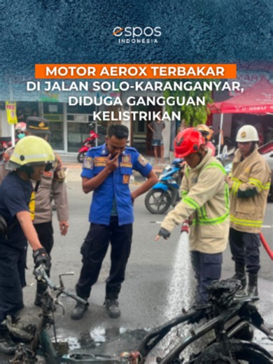 Sebuah sepeda motor Yamaha Aerox terbakar di Jalan Solo–Karanganyar, wilayah Cerbonan, Karanganyar, Kamis (25/6/2026) siang. Laporan kebakaran diterima Damkar Karanganyar sekitar pukul 13.40 WIB. Petugas langsung menuju lokasi dan berhasil memadamkan api dalam waktu sekitar 10 menit. Berdasarkan keterangan saksi, api diduga muncul dari bagian bawah dashboard depan motor sebelum merembet ke sistem kelistrikan dan tangki bahan bakar. Dugaan sementara, kebakaran dipicu oleh gangguan pada sistem kel