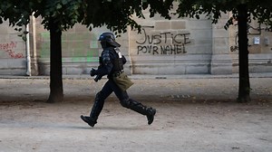 Tiener wiens dood door politiekogel leidde tot rellen in Frankrijk vandaag begraven