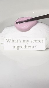 The secret ingredient to perfect texture paste for florals…👇🏼 really isn’t a secret at all! It’s modelling paste. And in this case I have used a mixture of @montmarteart modelling paste and @taomiaustralia Forbidden Frosting with structure paint from @derivanmatisse The most important step in making florals with modelling paste is to mix mix and then mix again to get a beautifully fluffy petal. #paintmixing #mixingpaint #modellingpaste #pasteart #satisfyingvideos #satisfyingart #asmrart #palat