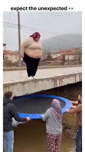 DID YOU KNOW ? on Instagram: "woman standing on the edge of an overpass is preparing to jump on a trampoline. Four people below giving support by holding the trampoline steady. When the woman jumps, the trampoline leaps strongly upwards and during the reverse leaps again in the direction where the overpass is located. At the moment of contact, that section of the overpass is damaged by the impact of a blow and a collapse occurs in the structure. There is a brief mobility as the people around wat