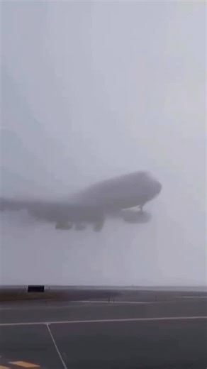 Guilherme Pires on Instagram: "Este pouso acontece praticamente sem visibilidade, e ainda assim com precisão milimétrica. Não é sorte. É tecnologia + engenharia trabalhando juntas. 📡 Como isso é possível? • O avião pousa sob regras IFR (Instrument Flight Rules), onde cada decisão é guiada por instrumentos • O sistema ILS (Instrument Landing System) “desenha” uma rampa invisível no espaço, guiando o avião na trajetória correta • O Localizer alinha lateralmente com a pista e o Glide Slope guia ve