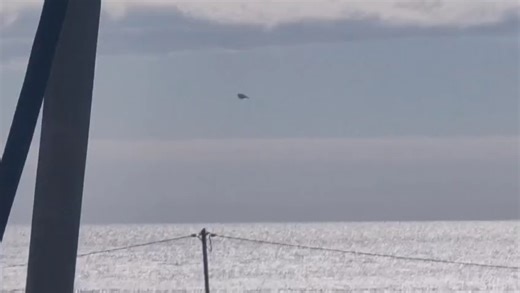 El ufólogo Diego Lorenzoni explica el último avistamiento de un objeto no identificado grabado por un hombre con cinco testigos más en la playa de La Tejita - El Médano. https://www.radiosuradeje.com/programs/vivalavida/radiosuradeje_podcast_14086#/ #RadioSurAdeje #Adeje #CostaAdeje #LasPersonasSiemprePrimero @ufotenerifeislascanarias | Radio Sur Adeje FM 107.9