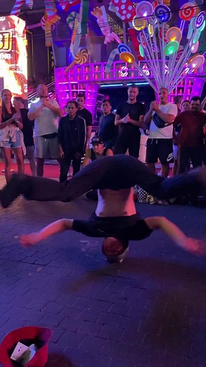 🌴 Break dancing on your head. Pattaya street dancers #travel #pattaya #dance #brakedance #thai #thailand #traveltrip #tour #tourism #walkingstreet #pattayanightlife #travelvlog