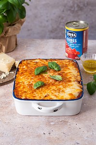MEATBALL BAKE met nduja en mozzarella 🍅 Wie zou dit waanzinnig lekker vinden? 🔥 De smeuïge gehaktballen met krokant korstje, tomatenblokjes van Elvea, pittige nduja en een royale laag gesmolten mozzarella maken van dit gerecht een echte crowd pleaser! Ingrediënten (4 personen) Voor de gehaktballen: 500 gr half-om-half gehakt 1 ei 30 gr paneermeel 1 tl gedroogde oregano 0,25 tl nootmuskaat 30 gr Parmezaanse kaas, fijngeraspt 1 tl zout 1 tl zwarte peper 1 el olijfolie om in te bakken Voor de sau