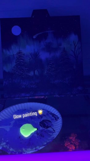 Glow Painting: Northern Lights with Glow Paint