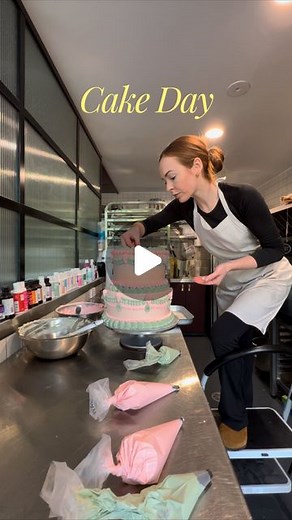 BROOKI on Instagram: "Decorate a cake with me 😊 #bakery #cakedecorating #cake #bakeryowner"