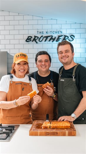 Leonor Espinosa De la Ossa on Instagram: "Hoy en Recetas para emprender: enyucado. 🥥💛 Me junté con @TheKitchenBrothers para preparar este clásico que demuestra que con ingredientes sencillos también se construyen grandes ideas (y grandes negocios). Ingredientes: • 600 g de yuca rallada fina • 300 g de queso rallado • 100 g de coco rallado • 200 g de azúcar • 50 g de mantequilla derretida • 400 ml de leche de coco • 1 pizca de sal • 1 pizca de anís Cuéntame qué otras recetas quieres que hagamos