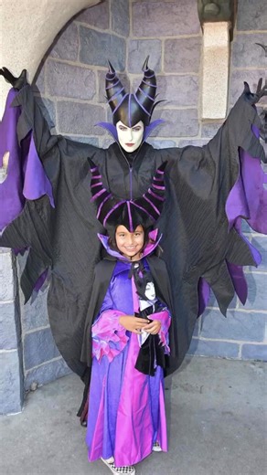 Mini-Maleficent meeting Maleficent at Disneyland 👿 #maleficient #disneyland #disneylife #disneyvillain #disneyvillains #disneykids #disneycosplay