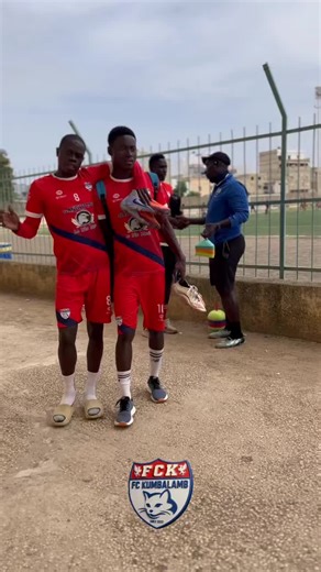 @fc_kumbalamb_rufisque on Instagram: "L’équipe poursuit sa séance d’entraînement en vue du match de ce lundi 8 décembre contre Africa Promo Foot, au stade Maniang Soumaré. #kumbalambfc #💙❤"