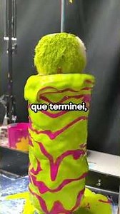 Eu estava sentado à mesa da cozinha quando minha namorada caiu no chão e fez um espacate.