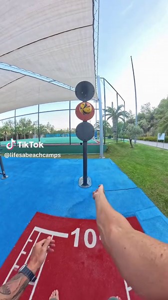 One-arm ball control drill to improve touch and accuracy 🎯🏐👋🏼 #beachvolleyball #volleyball #voleidepraia #insta360 #insta360x4 @insta360 official
