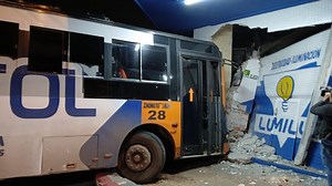 Bus chocó contra una camioneta y comercio donde no funciona el semáforo - Policiales - ABC Color
