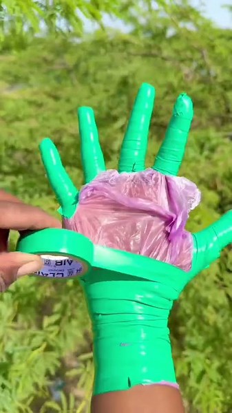 The Guy Shows SURVIVAL Skills: He Made Hand Gloves to Protect His Hands from Cactus Thora