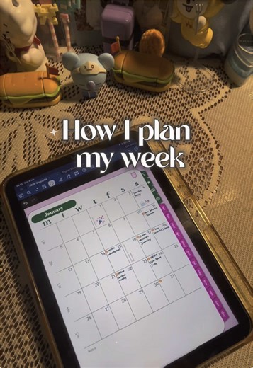 Cara aku weekly planning: 1. Cek dulu tanggal-tanggal penting selama sebulan 2. Pindahin tanggal-tanggal penting itu ke weekly plan 3. Di weekly plan, tulis dulu priority dan harus di tulis paling awal setiap harinya! 4. Baru tulis to do list lain 5. Catat semua reminder di Apple/Google Calender supaya ada reminder otomatis 🌟 Plannernya aku buat sendiri special buat temen-temen @lulanalife Makasih banyak buat teman-teman yang udah beli! Planner ini bisa digunakan di seluruh pdf editor! Cek link
