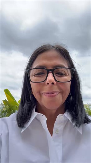 Delcy Rodriguez did not send a message to Israel or mention Israel. She sent a Passover message to all Jews and wishes for peace.Heads of State routinely send goodwill messages at festivals to religious minorities.Anti-zionism and anti-semitism are different things. Important.