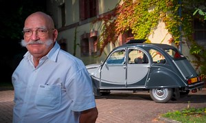 Il offre la dernière 2CV au Musée National de l'Automobile