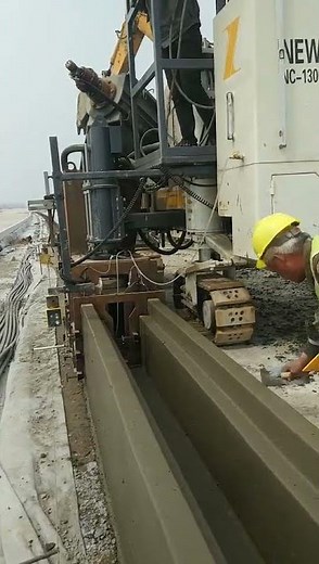 H74cm gutter slipform construction‪@Janiya-Yang‬ ，Using a sliding form paving integrated molding machine