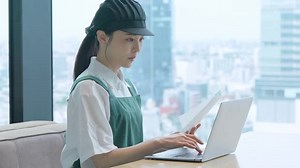 パソコンを見る女性の動画｜無料の動画素材サイト「動画AC」