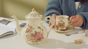 Ceramic Tea Pot, 35 OZ/4 Cup Ivory Vintage Floral Porcelain Teapot with Gold Trim, European Style, Gift for Women, Decorative Ideas (Colorful Floral)