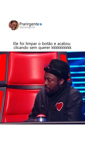 É pra rir gente😂 on Instagram: "A tecnologia do CD (Compact Disc) marcou uma verdadeira revolução na forma como consumimos música e armazenamos dados. Lançado comercialmente no início da década de 1980, o CD substituiu gradualmente o vinil e as fitas cassete, oferecendo maior qualidade sonora, durabilidade e praticidade. Diferente das mídias analógicas, o CD utiliza tecnologia digital. As informações — sejam músicas ou arquivos — são gravadas na forma de pequenos sulcos microscópicos na superfí