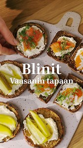 Tee maukkaat blinit Vaasanin tapaan! Blinit onnistuvat helposti myös täysjyväisestä kauraleivästä, jolloin saat annokseen lisää kuitua sekä hyvää makua. Tarvitset vain Vaasan 100 % Kaura -palaleivän tai Vaasan Ruispalat sekä herkulliset blinitäytteet. Nappaa helppo resepti alta! 👇 Blinit Vaasanin tapaan� 4–6 annosta 3 palaa Vaasan 100 % Kaurapalaleipää 3 palaa Vaasan Ruispaloja 25 g voita Vaahdotettu smetana 2 prk (à 120 g) smetanaa 1/4 tl suolaa rouhaisu mustapippuria Muut täytteet 100 g kylmä
