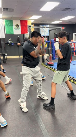 DROP A 🐺🐺🐺 IN THE COMMENTS FOR SUPPORT 🔁 & FOLLOW US FOR MORE BOXING CONTENT , BOXING TRAINING TIPS 🔥& OUR BOXING JOURNEY TO TAKING OVER THE SPORT SO BECOME PART OF THE GB MOVEMENT ‼️COACH: @ALMIGHTY 🦍🇲🇽💸🇺🇸 GB CLOTHING: @gomezboxingclothing #Boxing #boxingcoach #boxinggym #boxingnews #BoxingTraining