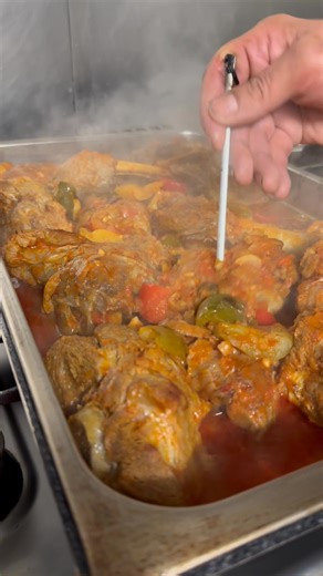 Geniet dit weekend opnieuw van ons heerlijke suggestie: KOKKINISTO (Lamsschouder) Een tafeltje reserveren kan telefonisch op 093559193. Tot snel! 🍷🍽️ | Restaurant Mythos