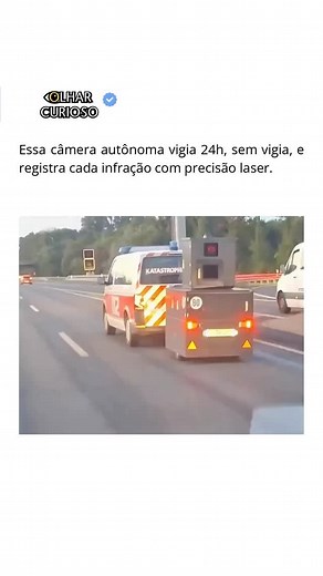 Olhar Curioso | Mistérios & Fatos on Instagram: "O Blitzeranhänger é um sistema de fiscalização de velocidade totalmente autônomo desenvolvido pela Vitronic, que opera 24 horas por dia, 7 dias por semana, sem necessidade de supervisão humana. Este veículo móvel, equipado com câmeras de alta resolução, monitora simultaneamente múltiplas faixas, registrando infrações como excesso de velocidade, perseguição em curta distância e descumprimento de semáforos vermelhos. A tecnologia emprega sensores de