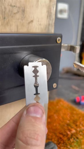 Key trick revealed 🔑 Key snapped in the lock? Stay calm — pick the safe route. #USA #DIYButSafe #SmartFix | Home Tricks