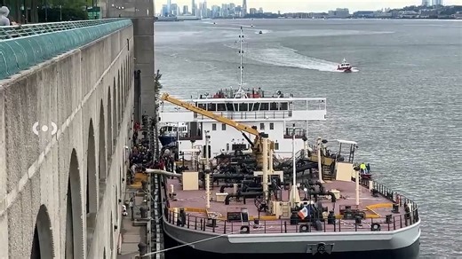 Fatal explosion on boat as rescue rushes to scene on Hudson River