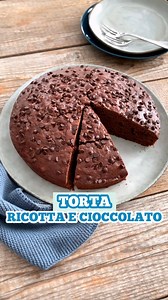 TORTA RICOTTA E CIOCCOLATO🍫😋 Un dolce facile e veloce⏰ che si prepara in una sola ciotola e non richiede planetaria o sbattitore elettrico!🔝 Soffice come una nuvola☁️, SENZA BURRO🚫🧈 e golosissima😋 SALVA IL VIDEO✅ e preparala anche tu per colazione e merenda☕➡️ 🔸300 g di ricotta🔸200 g di zucchero🔸3 uova intere🔸190 g di farina 00🔸35 g di cacao amaro🔸16 g di lievito per dolci 🔸150 g di gocce di cioccolato🔸un pizzico di sale ▪️La ricetta dettagliata vi aspetta sul mio sito Lucake.it💻 