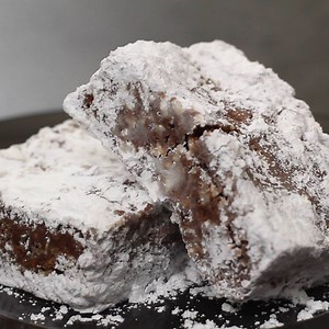 Pretty sure we once had a dream about these Muddy Buddy Krispie Treats. Get the written recipe here: http://bit.ly/2jQic2R | Cooking Panda